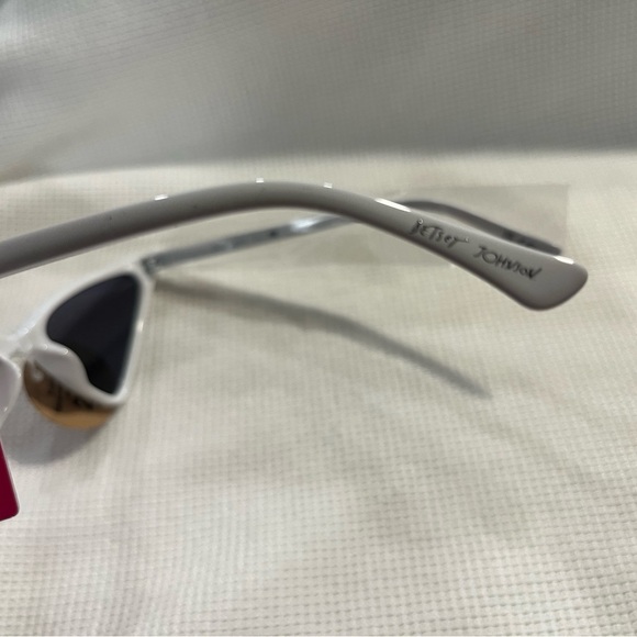 Betsy Johnson Cat Eye Sunglasses - Picture 4 of 4